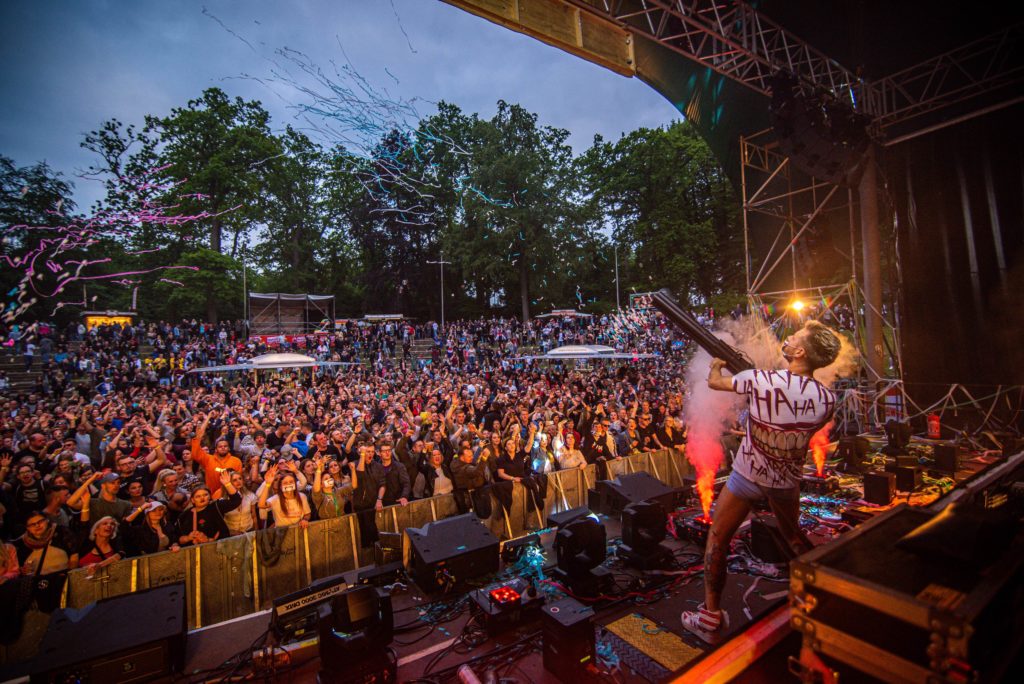 Und Drau En Tanzt Der B R Das Herrentag Open Air Feiert Sein Comeback